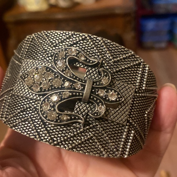 Rhinestone Fleur-de-Lis Cuff Bracelet. (ZZ) - Picture 4 of 5